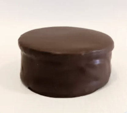 Masas de chocolate, relleno de dulce de leche, baño de chocolate negro semi amargo.