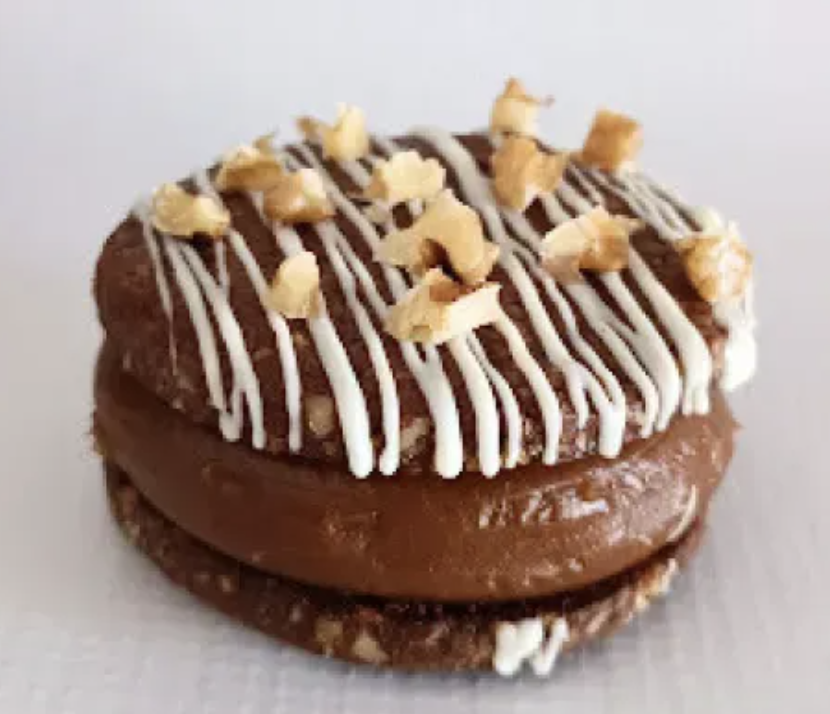 Nueces frescas molidas, relleno de dulce de leche, baño de chocolate blanco.