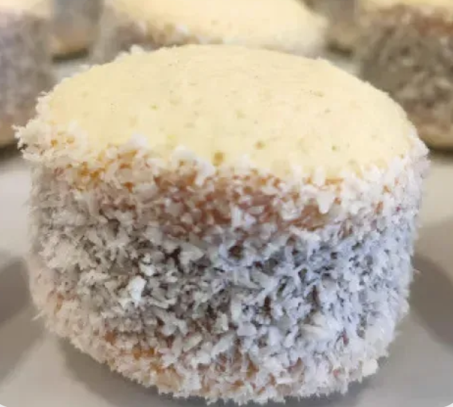 Tapas crujientes de vainilla, relleno de dulce de leche, rodeado de coco rallado.